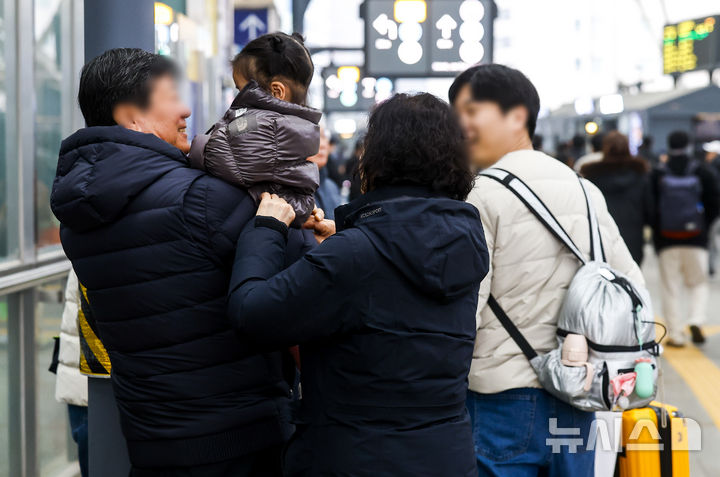 [서울=뉴시스] 정병혁 기자 = 설 명절 연휴를 앞둔 지난 2월 13일 서울 용산구 서울역에서 만난 가족들이 인사를 나누고 있다. 2026.02.13. jhope@newsis.com