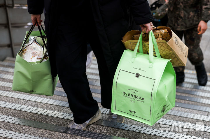 [서울=뉴시스] 정병혁 기자 = 설 명절 연휴를 앞둔 13일 서울 용산구 서울역에 내린 역귀성객이 열차에서 내려 이동하고 있다. 2026.02.13. jhope@newsis.com