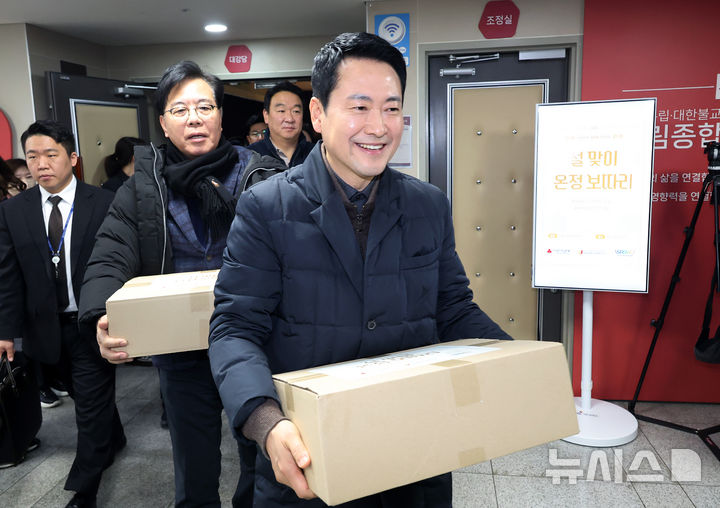 [서울=뉴시스] 권창회 기자 = 장동혁 국민의힘 대표와 송언석 원내대표가 13일 오전 서울 중구 중림종합사회복지관에서 설맞이 봉사활동을 하기 위해 이동하고 있다. (공동취재) 2026.02.13. photo@newsis.com