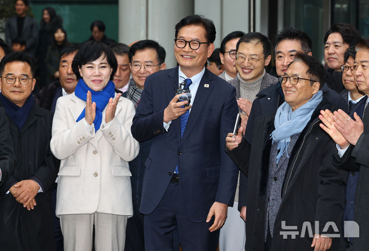 [서울=뉴시스] 최진석 기자 = 송영길 소나무당 대표가 지난 13일 서울 서초구 서울고등법원에서 열린 '더불어민주당 전당대회 돈봉투' 의혹 관련 2심에서 무죄를 선고 받은 뒤 발언하고 있다. 2심은 1심 판결을 파기하고, 송 대표에게 제기된 혐의 전부에 대해 무죄를 선고했다. 2026.02.13. myjs@newsis.com