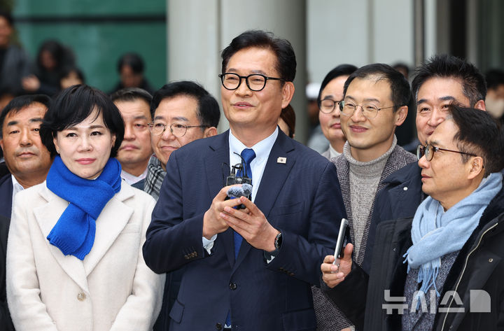 [서울=뉴시스] 최진석 기자 = 송영길 소나무당 대표가 13일 서울 서초구 서울고등법원에서 열린 '더불어민주당 전당대회 돈봉투' 의혹 관련 2심에서 무죄를 선고 받은 뒤 발언하고 있다. 2심은 1심 판결을 파기하고, 송 대표에게 제기된 혐의 전부에 대해 무죄를 선고했다. 2026.02.13. myjs@newsis.com