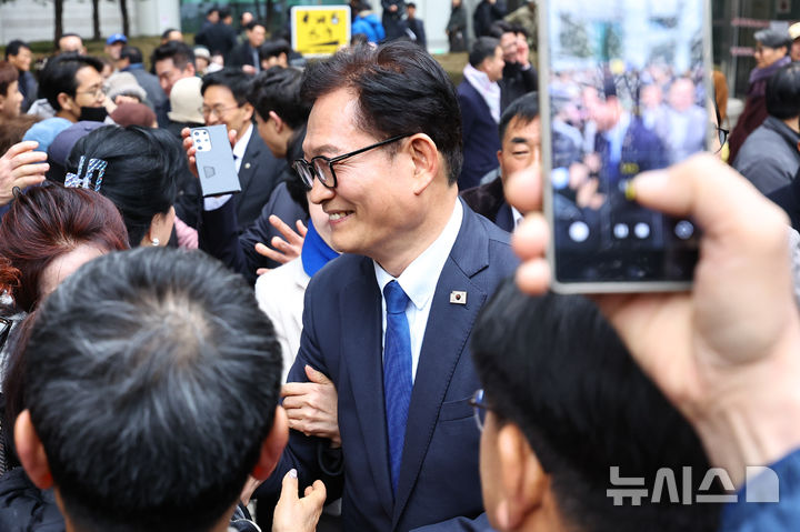 [서울=뉴시스] 최진석 기자 = 송영길 소나무당 대표가 지난 13일 서울 서초구 서울고등법원에서 열린 '더불어민주당 전당대회 돈봉투' 의혹 관련 2심에서 무죄를 선고 받은 뒤 지지자들과 인사를 나누고 있다. 2심은 1심 판결을 파기하고, 송 대표에게 제기된 혐의 전부에 대해 무죄를 선고했다. 2026.02.13. myjs@newsis.com