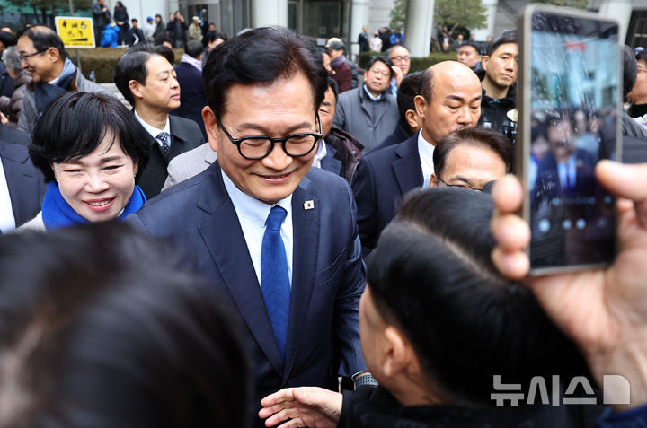 [서울=뉴시스] 최진석 기자 = 송영길 소나무당 대표가 13일 서울 서초구 서울고등법원에서 열린 '더불어민주당 전당대회 돈봉투' 의혹 관련 2심에서 무죄를 선고 받은 뒤 지지자들과 인사를 나누고 있다. 2심은 1심 판결을 파기하고, 송 대표에게 제기된 혐의 전부에 대해 무죄를 선고했다. 2026.02.13. myjs@newsis.com