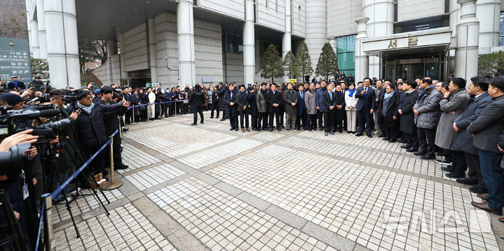 [서울=뉴시스] 최진석 기자 = 송영길 소나무당 대표가 13일 서울 서초구 서울고등법원에서 열린 '더불어민주당 전당대회 돈봉투' 의혹 관련 2심에서 무죄를 선고 받은 뒤 발언하고 있다. 2심은 1심 판결을 파기하고, 송 대표에게 제기된 혐의 전부에 대해 무죄를 선고했다. 2026.02.13. myjs@newsis.com