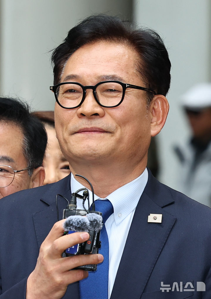 [서울=뉴시스] 최진석 기자 = 송영길 소나무당 대표가 13일 서울 서초구 서울고등법원에서 열린 '더불어민주당 전당대회 돈봉투' 의혹 관련 2심에서 무죄를 선고 받은 뒤 발언하고 있다. 2심은 1심 판결을 파기하고, 송 대표에게 제기된 혐의 전부에 대해 무죄를 선고했다. 2026.02.13. myjs@newsis.com