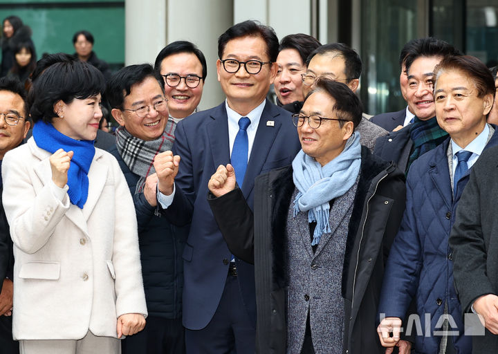 [서울=뉴시스] 최진석 기자 = 송영길(앞줄 왼쪽 세 번째) 소나무당 대표가 지난 13일 서울 서초구 서울고등법원에서 열린 '더불어민주당 전당대회 돈봉투' 의혹 관련 2심에서 무죄를 선고 받은 뒤 기념촬영하고 있다. 2심은 1심 판결을 파기하고 송 대표에게 제기된 혐의 전부에 대해 무죄를 선고했다. 2026.02.13. myjs@newsis.com