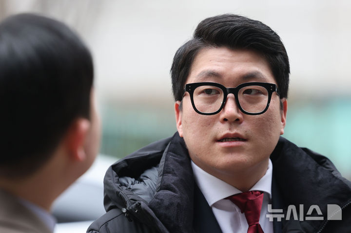 [서울=뉴시스] 권창회 기자 = 김민석 강서구의원이 13일 서울 마포구 서울경찰청 공공범죄수사대에서 강선우 무소속 의원의 후원 의혹 관련 고발인 조사를 받기 위해 출석하며 취재진 질의에 답하고 있다. 2026.02.13. kch0523@newsis.com