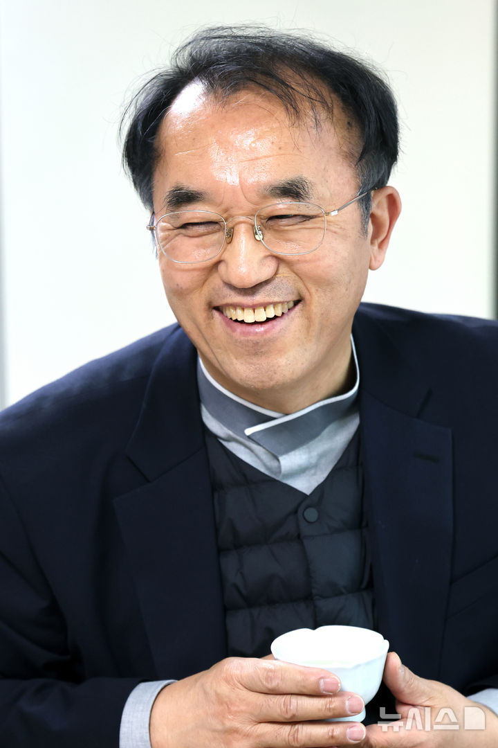 [서울=뉴시스] 박진희 기자 = 김오철 원불교 교무가 지난 13일 서울 서대문구 원불교 홍제교당에서 인터뷰 하고 있다. 2026.02.18. pak7130@newsis.com