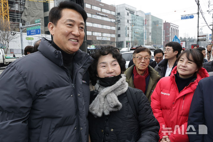 [서울=뉴시스] 김혜진 기자 = 설 명절 맞이 물가점검 현장방문에 나선 오세훈 서울시장이 13일 서울 광진구 자양 전통시장을 방문해 주민들과 인사를 나누고 있다. (공동취재) 2026.02.13. photo@newsis.com