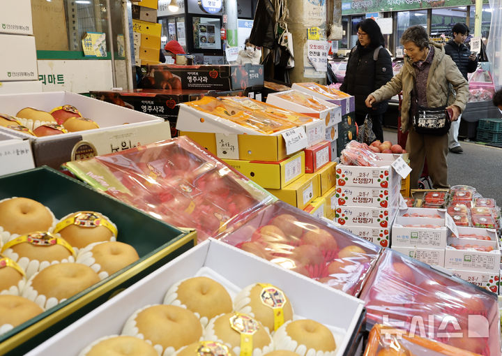 [서울=뉴시스] 김혜진 기자 = 지난 13일 오후 시민들이 장을 보고 있다. (사진은 기사와 직접적인 관련이 없습니다.) 2026.02.15. jini@newsis.com