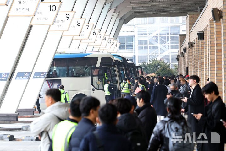 [서울=뉴시스] 최진석 기자 = 설 연휴를 하루 앞둔 13일 서울 서초구 서울고속버스터미널에서 귀성객들이 버스를 기다리고 있다. 2026.02.13. myjs@newsis.com