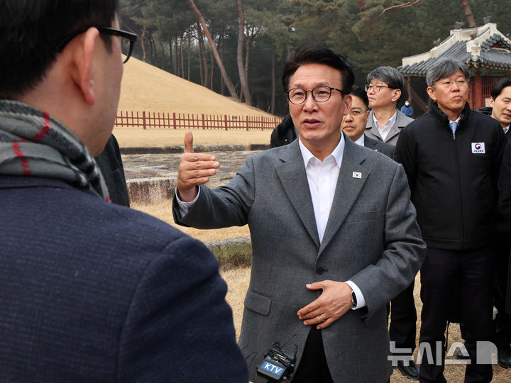 [서울=뉴시스] 배훈식 기자 = 1.29 도심주택공급방안 현장 점검에 나선 김민석 국무총리가 13일 오후 서울 노원구 강릉(명종, 인순왕후 능)에서 1.29 대책과 태릉 부지 현황에 대해 질문하고 있다. 2026.02.13. dahora83@newsis.com