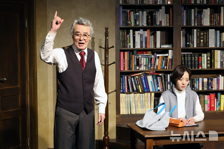 [서울=뉴시스] 박진희 기자 = 연극 '리타 길들이기' 리타 역의 배우 유인과 프랭크 역의 배우 남명렬이 13일 서울 종로구 대학로 아트하우스에서 주요 장면 시연을 하고 있다. 2026.02.13. pak7130@newsis.com