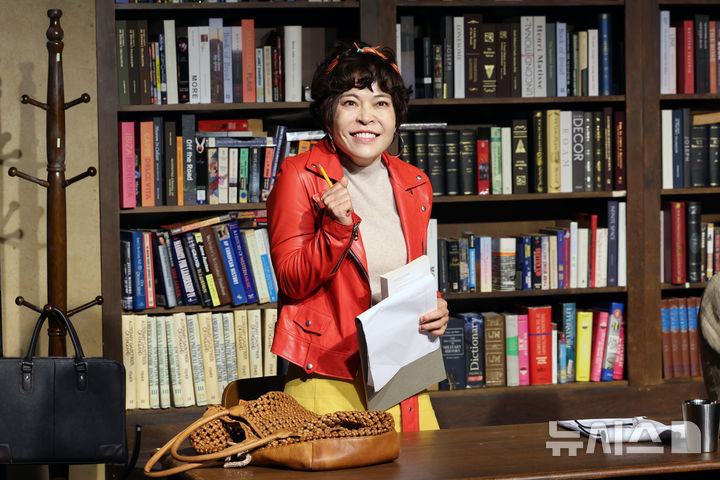 [서울=뉴시스] 박진희 기자 = 연극 '리타 길들이기' 리타 역의 배우 조혜련이 13일 서울 종로구 대학로 아트하우스에서 주요 장면 시연을 하고 있다. 2026.02.13. pak7130@newsis.com