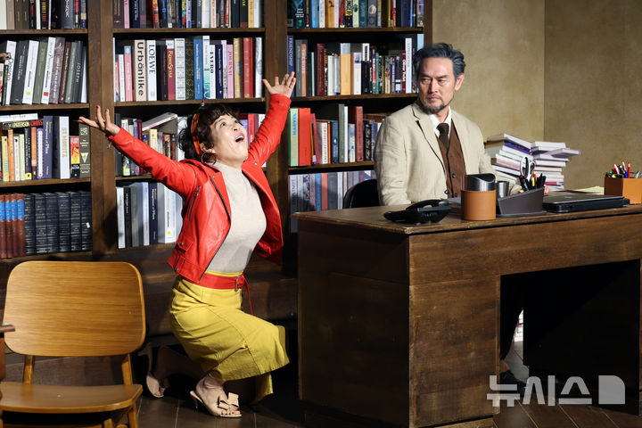 [서울=뉴시스] 박진희 기자 = 연극 '리타 길들이기' 리타 역의 배우 조혜련과 프랭크 역의 배우 김명수가 13일 서울 종로구 대학로 아트하우스에서 주요 장면 시연을 하고 있다. 2026.02.13. pak7130@newsis.com