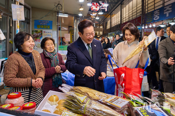 [서울=뉴시스] 최동준 기자 = 이재명 대통령과 김혜경 여사가 11일 충북 충주시 무학시장을 방문해 제수용품을 구매하고 있다. (사진=청와대 제공) 2026.02.11. photo@newsis.com *재판매 및 DB 금지