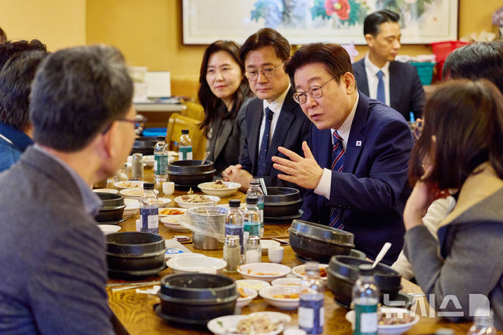 [서울=뉴시스] 최동준 기자 = 이재명 대통령이 12일 청와대 인근 삼계탕 집에서 홍익표 정무수석 등 참모진과 오찬을 하고 있다. (사진=청와대 제공) 2026.02.12. photo@newsis.com *재판매 및 DB 금지