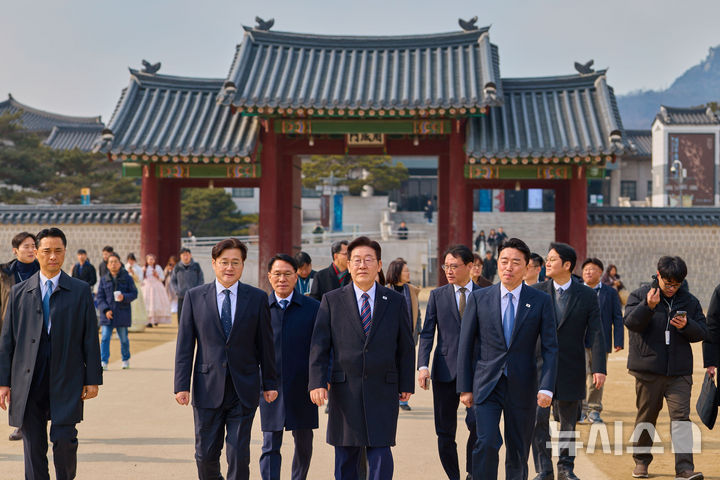 [서울=뉴시스] 최동준 기자 = 이재명 대통령이 12일 서울 종로구 경복궁에서 강훈식 비서실장, 홍익표 정무수석 등 참모진과 오찬을 마친 뒤 산책을 하고 있다. (사진=청와대 제공) 2026.02.12. photo@newsis.com *재판매 및 DB 금지