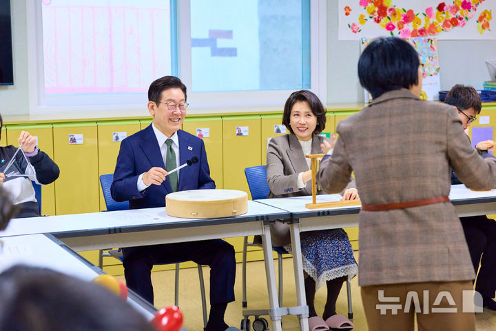 [서울=뉴시스] 최동준 기자 = 이재명 대통령과 김혜경 여사가 11일 충북장애인종합복지관을 방문해 음악치료 프로그램 참석자들과 악기 연주를 하고 있다. (사진=청와대 제공) 2026.02.11. photo@newsis.com *재판매 및 DB 금지