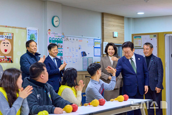 [서울=뉴시스] 최동준 기자 = 이재명 대통령과 김혜경 여사가 11일 충북장애인종합복지관을 방문해 음악치료 프로그램 참석자들과 인사하고 있다. (사진=청와대 제공) 2026.02.11. photo@newsis.com *재판매 및 DB 금지