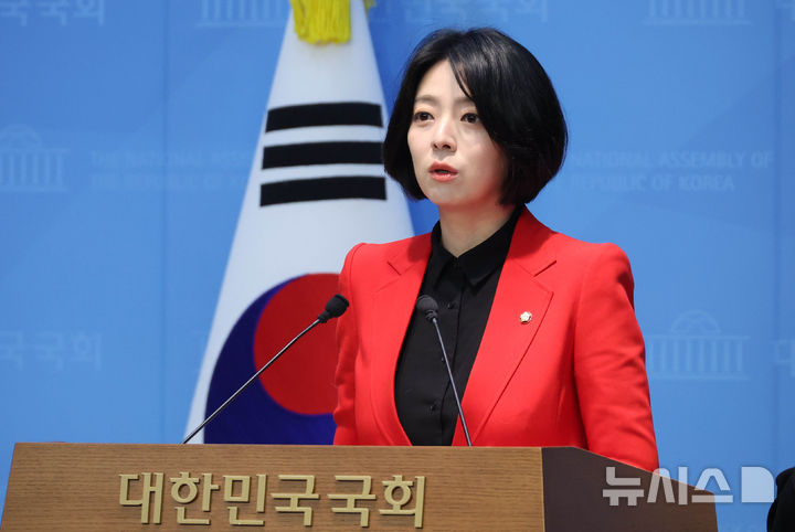 [서울=뉴시스] 조성봉 기자 = 배현진 국민의힘 의원이 지난 13일 오후 서울 여의도 국회 소통관에서 기자회견을 열고, 자신에 대한 국힘 윤리위의 '당원권 정지 1년'에 대해 입장 발표를 하고 있다. 2026.02.13. suncho21@newsis.com