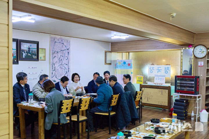 [서울=뉴시스] 최동준 기자 = 이재명 대통령과 김혜경 여사가 11일 충북 충주시 무학시장 내 식당에서 상인회장, 식당 주인 부부, 청와대 직원들과 오찬을 하고 있다. (사진=청와대 제공) 2026.02.11. photo@newsis.com *재판매 및 DB 금지