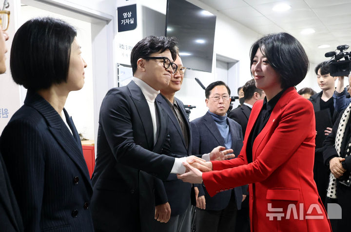 [서울=뉴시스] 조성봉 기자 = 배현진 국민의힘 의원이 13일 오후 서울 여의도 국회 소통관에서 기자회견을 열고, 자신에 대한 국힘 윤리위의 '당원권 정지 1년'에 대해 입장 발표를 하기 전 한동훈 전 대표와 친한계 의원들에게 격려를 받고 있다. 2026.02.13. suncho21@newsis.com