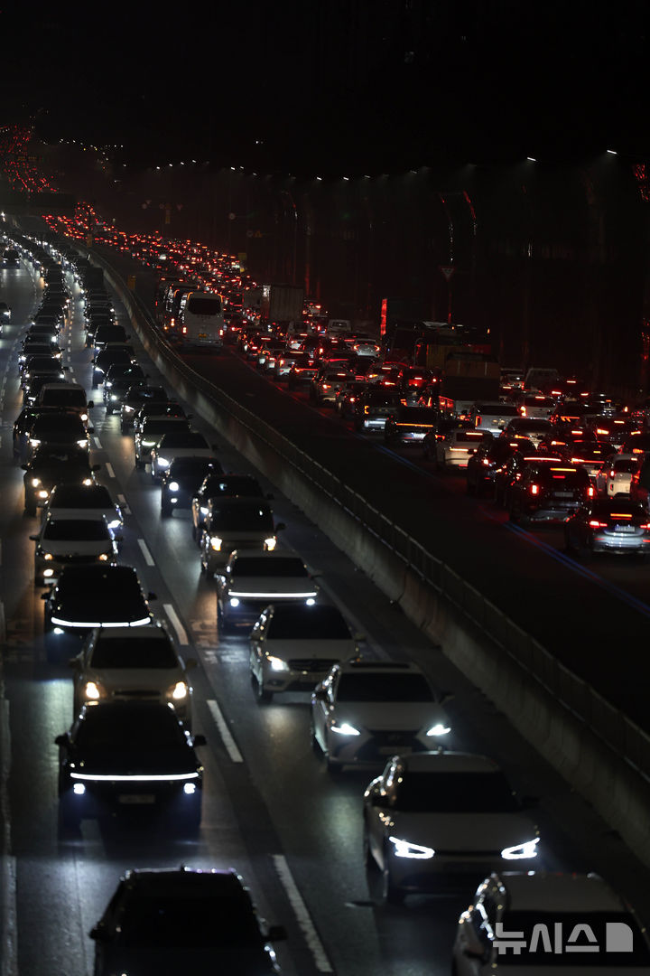 설 전날 귀성·귀경길 일부 구간 정체…서울→부산 4시간30분