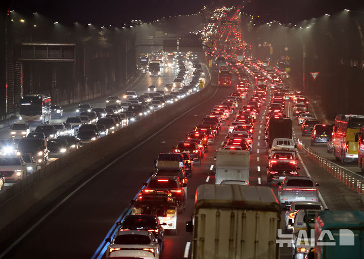 [서울=뉴시스] 배훈식 기자 = 설날을 하루 앞둔 16일 늦은 오후 귀성·귀경길 정체가 대부분 해소되며 전국 주요 고속도로가 대체로 원활한 흐름을 보이고 있다. 사진은 지난 13일 오후 서울 서초구 경부고속도로 잠원IC 인근 하행선에서 이른 귀성길에 오른 차량들이 길게 꼬리를 물고 거북이 운행을 하고 있는 모습. 2026.02.16. dahora83@newsis.com