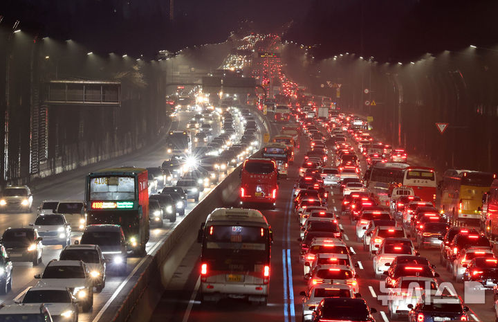 [서울=뉴시스] 배훈식 기자 = 설 연휴를 앞둔 13일 오후 서울 서초구 경부고속도로 잠원IC 인근 하행선에서 이른 귀성길에 오른 차량들이 길게 꼬리를 물고 거북이 운행을 하고 있다. 2026.02.13. dahora83@newsis.com