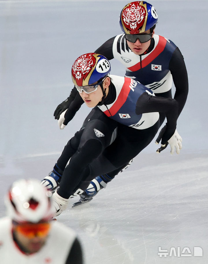 [밀라노=뉴시스] 박주성 기자 = 대한민국 쇼트트랙 대표팀 임종언과 이정민이 13일(현지 시간) 이탈리아 밀라노 아이스스케이팅 아레나에서 훈련을 하고 있다. 2026.02.13.?park7691@newsis.com