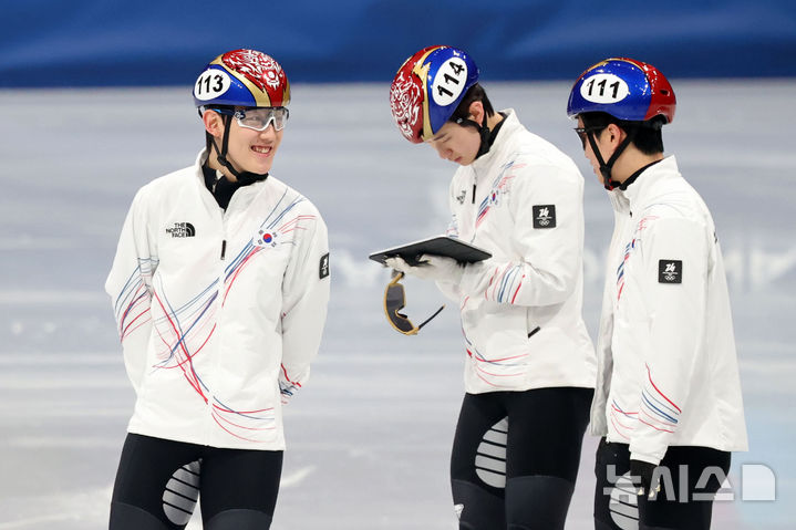 [밀라노=뉴시스] 박주성 기자 = 대한민국 쇼트트랙 대표팀 임종언이 13일(현지 시간) 이탈리아 밀라노 아이스스케이팅 아레나에서 훈련 도중 동료 선수들과 대화를 하고 있다. 왼쪽부터 임종언, 신동민, 이정민. 2026.02.13. park7691@newsis.com