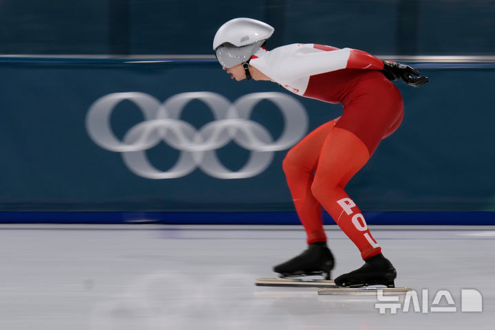 [밀라노=AP/뉴시스]폴란드로 귀화한 러시아 출신 스피드스케이팅 선수 블라디미르 세미룬니이(24)가 14일(한국시간) 이탈리아 밀라노 스피드스케이팅 스타디움에서 열린 2026 밀라노·코르티나담페초 동계올림픽 스피드스케이팅 남자 1만m에서 12분39초08로 은메달을 획득했다.