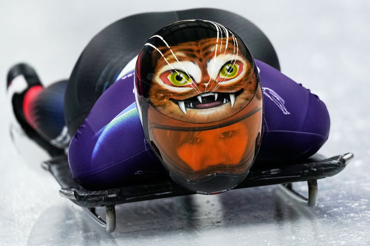 [코르티나담페초=AP/뉴시스] 홍수정이 13일(현지 시간) 이탈리아 코르티나담페초 코르티나 슬라이딩 센터에서 열린 2026 밀라노·코르티나담페초 동계올림픽 여자 스켈레톤 경기를 펼치고 있다. 올림픽 첫 출전인 홍수정은 1,2차 시기 합계 1분57초33으로 25명 중 22위를 기록했다. 스켈레톤은 이틀 동안 4차례 주행을 합산해 순위를 매긴다. 2026.02.14. 