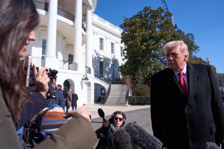 [워싱턴=AP/뉴시스]도널드 트럼프 미국 대통령이 13일(현지 시간) 미 워싱턴DC 백악관 경내에서 전용 헬리콥터인 마린 원에 탑승하기 앞서 취재진 질문을 듣고 있다. 2026.02.14.