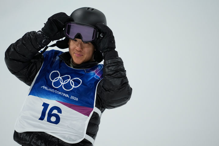 [리비뇨=AP/뉴시스] 이채운이 13일(현지 시간) 이탈리아 리비뇨 스노파크에서 열린 2026 밀라노·코르티나담페초 동계올림픽 스노보드 남자 하프파이프 결선 3차 시기를 펼치고 있다. 한국 남자 선수 최초로 올림픽 스노보드 하프파이프 결선에 오른 이채운은 87.50점을 기록해 12명 중 6위로 대회를 마쳤다. 2026.02.14.