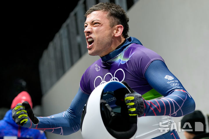 [코르티나담페초=AP/뉴시스] 13일(현지 시간) 이탈리아 코르티나담페초의 코르티나 슬라이딩 센터에서 열린 2026 밀라노·코르티나담페초 동계올림픽 남자 스켈레톤 3차 시기에 나선 맷 웨스턴(영국)이 결과를 확인한 뒤 기뻐하고 있다. 2026.02.14.