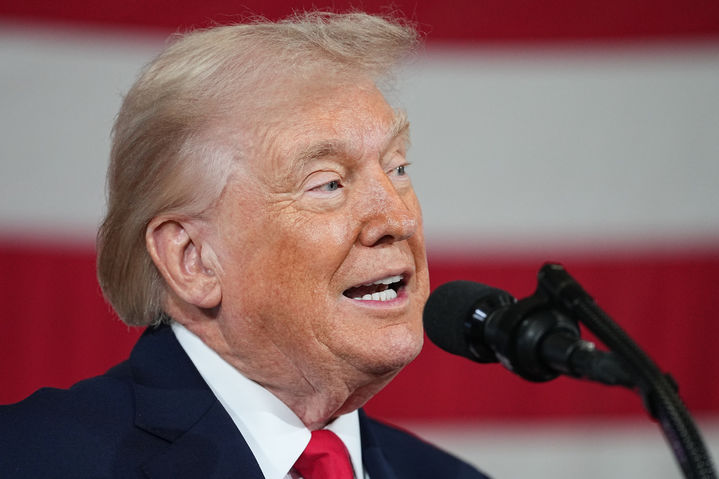 [포트 브래그=AP/뉴시스]도널드 트럼프 미국 대통령이 13일(현지 시간) 미 노스캐롤라이나주에 있는 육군 기지 포트 브래그에서 군인 및 가족들 앞에서 연설하고 있다. 2026.02.14.