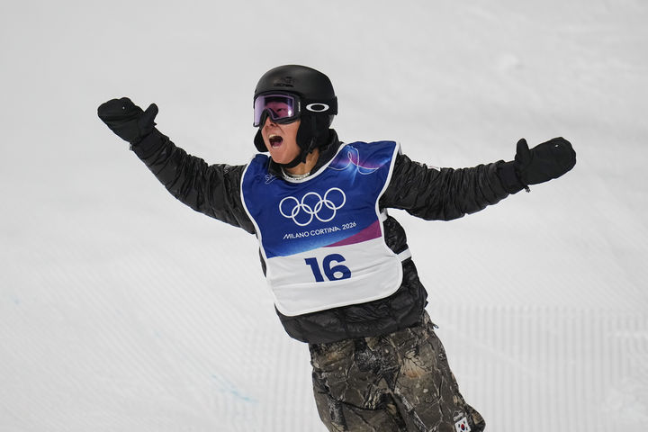 [리비뇨=AP/뉴시스] 이채운이 13일(현지 시간) 이탈리아 리비뇨 스노파크에서 열린 2026 밀라노·코르티나담페초 동계올림픽 스노보드 남자 하프파이프 결선 3차 시기를 마친 후 환호하고 있다. 한국 남자 선수 최초로 올림픽 스노보드 하프파이프 결선에 오른 이채운은 87.50점을 기록해 12명 중 6위로 대회를 마쳤다. 2026.02.14.