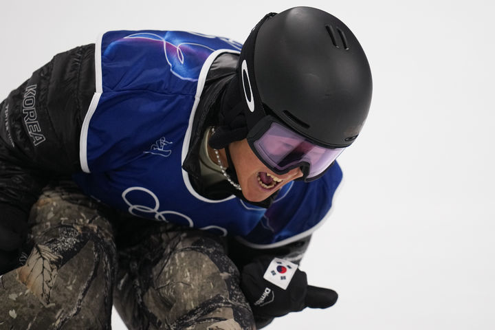 [리비뇨=AP/뉴시스]스노보드 남자 하프파이프 이채운. 2026.02.13.