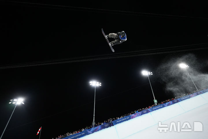 [리비뇨=AP/뉴시스] 이채운이 13일(현지 시간) 이탈리아 리비뇨 스노파크에서 열린 2026 밀라노·코르티나담페초 동계올림픽 스노보드 남자 하프파이프 결선 3차 시기를 펼치고 있다. 한국 남자 선수 최초로 올림픽 스노보드 하프파이프 결선에 오른 이채운은 87.50점을 기록해 12명 중 6위로 대회를 마쳤다. 2026.02.14.
