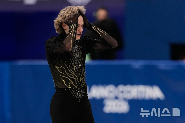 [밀라노=AP/뉴시스] 미국의 일리야 말리닌이 13일 (현지 시간) 이탈리아 밀라노 아이스스케이팅 아레나 경기장에서 열린 2026 밀라노·코르티나담페초 동계올림픽 피겨스케이팅 남자 싱글 프리스케이팅 연기를 마친 뒤 아쉬워하고 있다. 2026.02.14