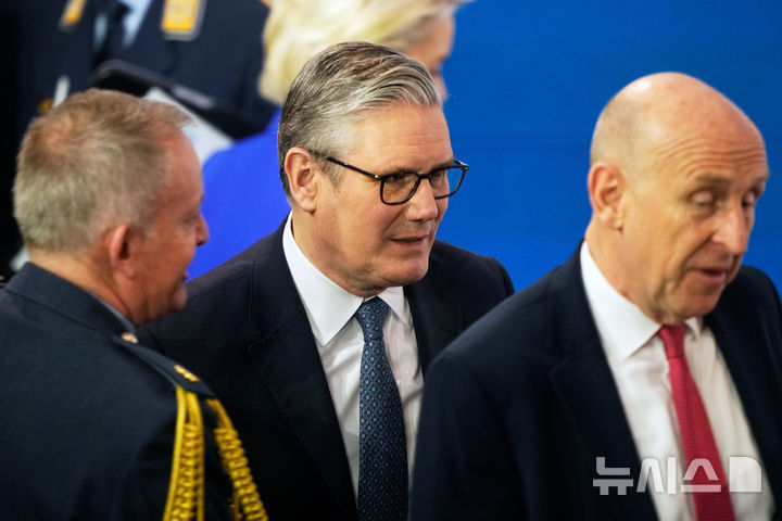 英 스타머 총리 “북대서양·북극해에 항공모함 타격단 배치할 것”