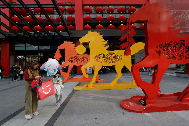 [타이베이=AP/뉴시스] 대만 타이베이 신년 행사를 위한 말 조형물 앞에서 사람들이 걸어가고 있다. 2026.02.14.
