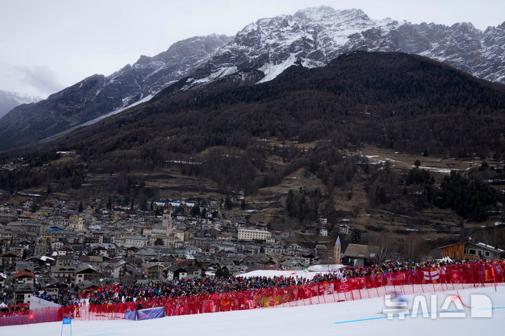 [보르미오=AP/뉴시스] 정동현이 14일(현지 시간) 이탈리아 보르미오의 스텔비오 스키 센터에서 열린 2026 밀라노·코르티나담페초 동계올림픽 알파인 스키 남자 대회전 경기에서 레이스를 펼치고 있다. 2026.02.14.