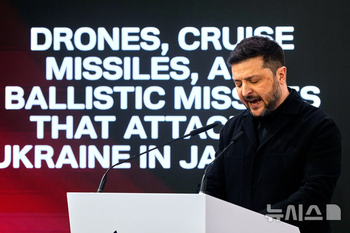 [뮌헨=AP/뉴시스] 볼로디미르 젤렌스키 우크라이나 대통령이 14일 독일 뮌헨안보회의에서 연설하고 있다. 뒤로 러시아 드론과 크루즈 미사일 등이 우크라이나를 공격한다는 문구가 보인다.2026.02.14. 