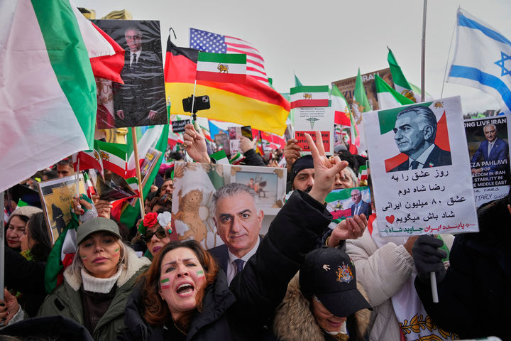[뮌헨=AP/뉴시스] 14일(현지시간) 독일 뮌헨에서 20만명이 참여한 가운데 이란 내 반정시위를 강경 유혈진압한 이슬람 정권을 규탄하는 시위집회가 열렸다. 2026.0215 