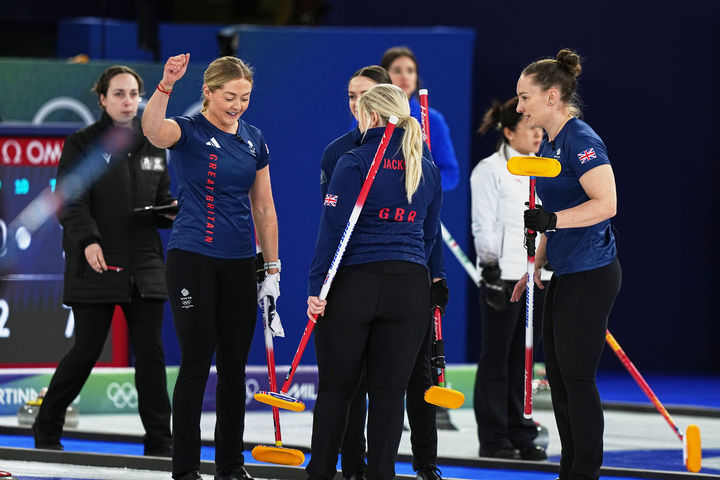 [코르티나담페초=AP/뉴시스] 2026 밀라노·코르티나담페초 동계 올림픽 캐나다와 여자 컬링 경기를 치르고 있는 영국 여자 컬링 대표팀. 2026.02.14.