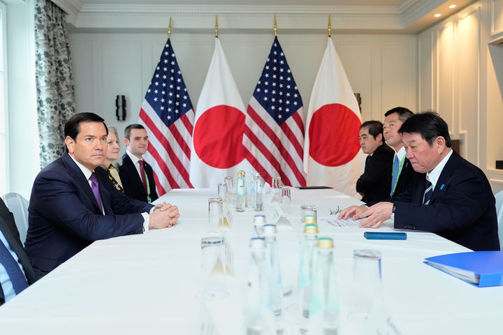 [뮌헨=AP/뉴시스] 미국 마코 루비오 국무장관과 일본 모테기 도시미쓰 외무상이 14일 뮌헨안보회의 참석차 바문한 뮌헨에서 만나 회담을 하고 있다. 2026.02.15