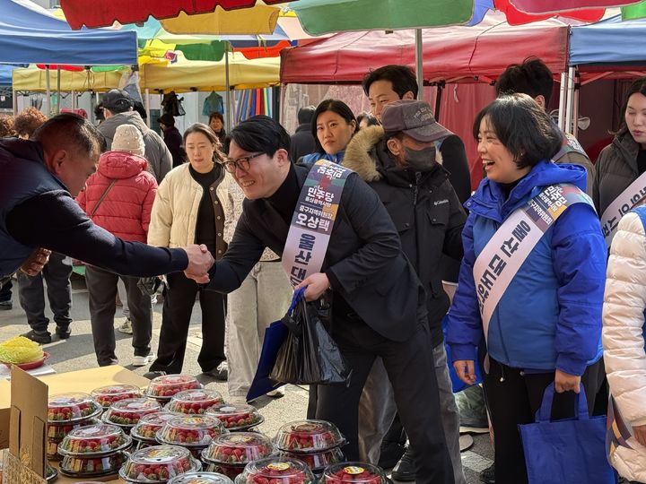 [울산=뉴시스] 더불어민주당 오상택 울산중구지역위원장이 설 연휴를 맞아 전통시장에서 상인들과 소통하고 있다. (사진=민주당 울산시당 제공) 2026.02.14. photo@newsis.com *재판매 및 DB 금지